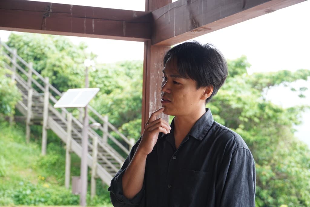 須賀雅之が自然光のなかで考えている様子のポートレート写真